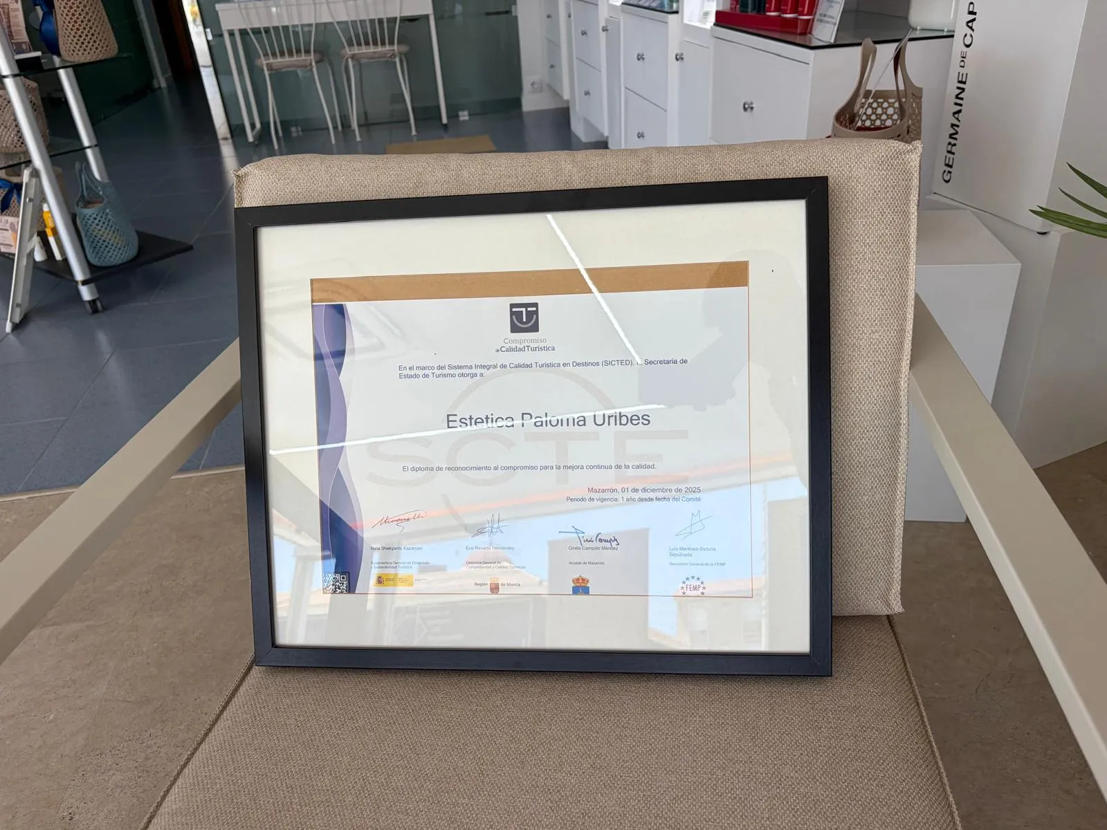 Diploma del Compromiso de Calidad Turística concedido a Estética Paloma Uribes